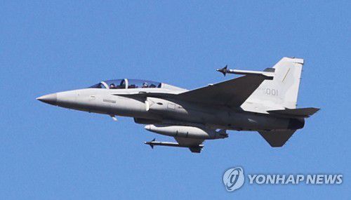 FA-50 탑승해 행사장 들어서는 문 대통령(성남=연합뉴스) 최재구 기자 = 문재인 대통령이 20일 경기도 성남시 서울공항에서 열린 2021 서울 국제 항공우주 및 방위산업 전시회 기념식에 FA-50 경공격기를 타고 참석하고 있다. 2021.10.20 jjaeck9@yna.co.kr