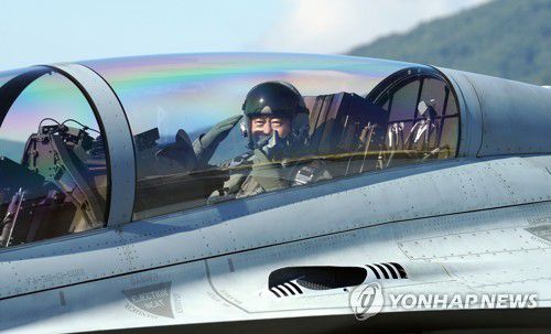 FA-50 탑승해 행사장 들어서는 문 대통령(성남=연합뉴스) 최재구 기자 = 문재인 대통령이 20일 경기도 성남시 서울공항에서 열린 2021 서울 국제 항공우주 및 방위산업 전시회 기념식에 FA-50 경공격기를 타고 참석하고 있다. 2021.10.20 jjaeck9@yna.co.kr