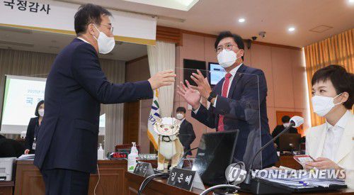 오늘도 등장한 양두구육 논란(수원=연합뉴스) 20일 경기도 수원시 팔달구 경기도청에서 열린 국회 국토교통위원회 경기도청 국정감사에서 국민의힘 송석준 간사(오른쪽)가 질의 도중 양 가면을 쓴 개 인형을 꺼내자 더불어민주당 김윤덕 의원이 말리고 있다.      송 간사는 그동안 국정감사에서 대장동 의혹을 양의 탈을 쓰고 탐욕스러운 개의 모습을 보인다는 고사성어 양두구육(羊頭狗肉)으로 빗대어 왔다.2021.10.20 [국회사진기자단] jeong@yna.co.kr