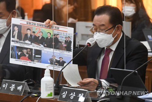 질의하는 이종배(수원=연합뉴스) 국민의힘 이종배 의원이 20일 경기도 수원시 경기도청에서 열린 국회 국토교통위원회의 경기도에 대한 국정감사에서 질의하고 있다. 2021.10.20 [경기사진공동취재단] stop@yna.co.kr