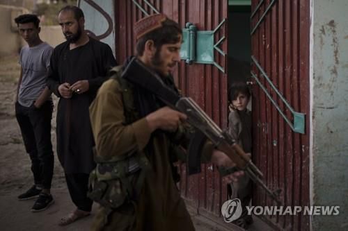카불에서 경찰 업무 수행하는 탈레반 대원[AP=연합뉴스]