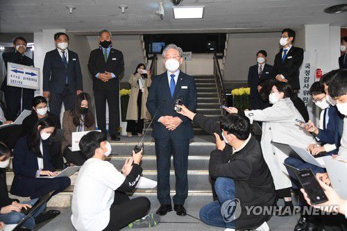 취재진 질문에 답하는 이재명 경기지사더불어민주당 대선 후보인 이재명 경기도지사가 지난 20일 경기도 수원시 경기도청에서 열린 국회 국토교통위원회의 경기도에 대한 국정감사를 마친 후 취재진 질문에 답하고 있다. [경기사진공동취재단]