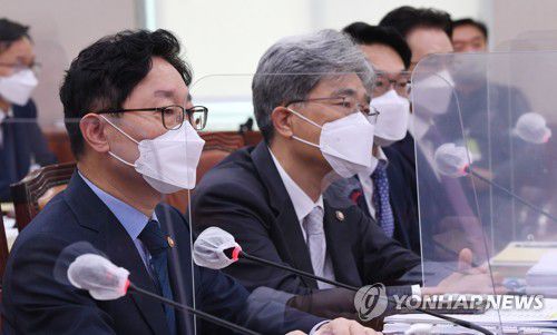 종합감사 출석한 박범계 법무부 장관(서울=연합뉴스) 안정원 기자 = 박범계 법무부 장관이 21일 서울 여의도 국회에서 열린 법제사법위원회의 법무부, 감사원, 대법원 등에 대한 종합감사에서 의원들의 제출 요구를 듣고 있다.      왼쪽부터 박 장관, 김상환 법원행정처장, 김진욱 고위공직자범죄수사처장, 이강섭 법제처장. 2021.10.21 [국회사진기자단] jeong@yna.co.kr