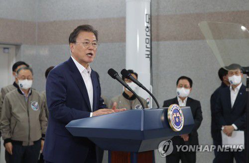 대국민 메시지 발표하는 문재인 대통령(고흥=연합뉴스) 최재구 기자 = 문재인 대통령이 21일 오후 한국형 발사체 '누리호(KSLV-2)'의 발사 참관을 마치고 전남 고흥 나로우주센터 발사통제동에서 대국민 메시지를 발표하고 있다. 2021.10.21 jjaeck9@yna.co.kr