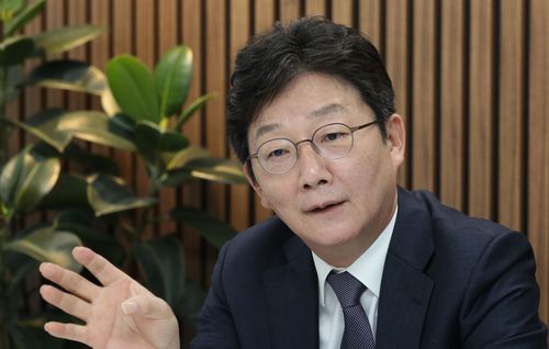 연합뉴스와 인터뷰하는 유승민 전 의원    (서울=연합뉴스) 하사헌 기자 = 국민의힘 대권주자인 유승민 전 의원이 서울 여의도 캠프 사무실에서 연합뉴스와 인터뷰하고 있다. 2021.10.22       toadboy@yna.co.kr (끝)