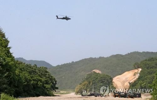 포항 수성사격장에 나타난 아파치헬기(포항=연합뉴스) 지난 6월 8일 경북 포항 남구 장기면 수성사격장에서 주한미군 육군 소속 AH-64 아파치헬기가 사격훈련을 하기 위해 사격장 주변을 날고 있다. [연합뉴스 자료사진]