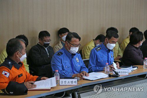 사고 브리핑(울진=연합뉴스) 손대성 기자 = 21일 경북 울진 후포수협에 마련된 어선 전복 사고 울진지역 사고대책본부에서 울진해양경찰서 관계자가 행정안전부와 경북도, 울진군 등 관계자에게 사고 내용을 브리핑하고 있다. 2021.10.21 sds123@yna.co.kr