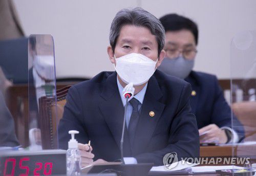 답변하는 이인영 장관이인영 통일부 장관이 2021년 10월 21일 국회 외교통일위원회의 외교부·통일부 등에 대한 종합감사에서 의원들의 질의에 답변하고 있다. [국회사진기자단]