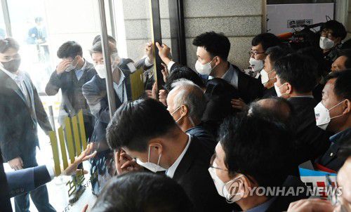 대검 항의 방문한 국민의힘 의원들(서울=연합뉴스) 대검찰청을 항의 방문한 국민의힘 김기현 원내대표 등 원내지도부와 당 소속 의원들이 22일 서울 서초구 대검찰청 청사 안으로 들어가려 하자 검찰직원들이 막아서고 있다. 2021.10.22 [국회사진기자단] swimer@yna.co.kr