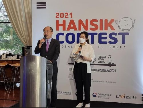 한식 요리 경연대회서 환영사를 하는 상파울루 총영사(상파울루=연합뉴스) 김재순 특파원 = 브라질 상파울루시에서 23일(현지시간) '글로벌 테이스트 오브 코리아 한식 요리 콘테스트'가 개최됐다. 황인상 상파울루 총영사(왼쪽)가 환영사를 하고 있다.