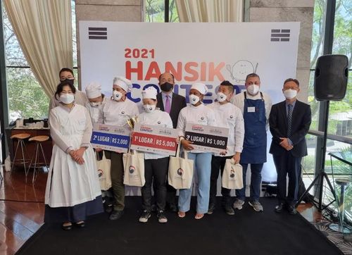 상파울루 '김치 한식 요리 경연대회' 수상자와 참가자들(상파울루=연합뉴스) 김재순 특파원 = 브라질 상파울루시에서 23일(현지시간) 열린 '글로벌 테이스트 오브 코리아 한식 요리 콘테스트' 수상자와 참가자들이 기념촬영을 했다.