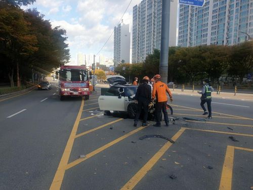 도로 중앙 기둥 들이 받은 승용차[부산경찰청 제공. 재판매 및 DB 금지]