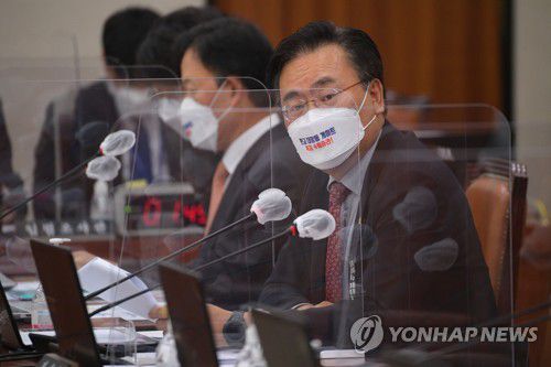 질의하는 국민의힘 유상범 의원(서울=연합뉴스) 안정원 기자 = 국민의힘 유상범 의원이 21일  서울 여의도 국회에서 열린 법제사법위원회의 법무부, 대법원 등에 대한 종합감사에서 질의하고 있다. 2021.10.21 [국회사진기자단] jeong@yna.co.kr