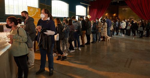 한식에 매료된 이탈리아인들(밀라노=연합뉴스) 23일(현지시간) 열린 한식 시식회에서 길게 줄을 서 차례를 기다리는 이탈리아 시민들. 2021.10.25 [주밀라노 총영사관 제공. 재판매 및 DB 금지] photo@yna.co.kr