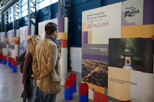 한국은 어떤 곳일까(밀라노=연합뉴스) 이탈리아인들이 23일(현지시간) 한국주간 행사장에 전시된 한국 주요 도시의 사진을 감상하고 있다. 2021.10.25. [주밀라노 총영사관 제공. 재판매 및 DB 금지] photo@yna.co.kr