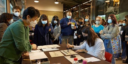 '내 이름은 한글로 어떻게 쓸까'(밀라노=연합뉴스) 24일(현지시간) 서예 체험에서 한 이탈리아 시민이 한글로 자신의 이름을 써보고 있다. 2021.10.25. [주밀라노 총영사관 제공. 재판매 및 DB 금지] photo@yna.co.kr