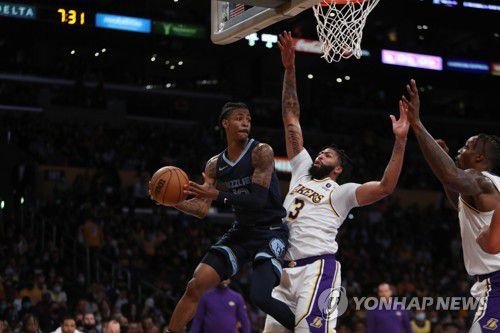 패스 시도하는 모란트(왼쪽)[USA TODAY Sports=연합뉴스]