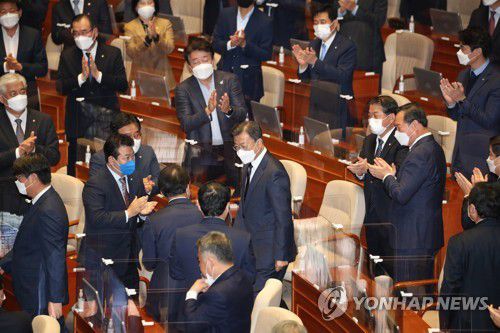 의원들과 인사하는 문재인 대통령(서울=연합뉴스) 최재구 기자 = 문재인 대통령이 25일 2022년도 예산안 시정연설을 위해 국회 본회의장으로 들어서며 의원들과 인사 하고 있다. 2021.10.25 jjaeck9@yna.co.kr