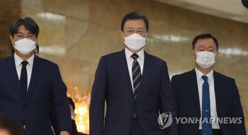 예산안 시정연설 마치고 국회 나서는 문재인 대통령(서울=연합뉴스) 하사헌 기자 = 문재인 대통령이 25일 2022년도 정부 예산안 처리를 위한 시정연설을 마친 뒤 국회를 나서고 있다. 2021.10.25 toadboy@yna.co.kr