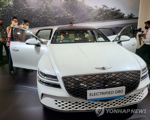 제네시스 전기차 G80 함께 탄 조코위 대통령과 정의선(자카르타=연합뉴스) 성혜미 특파원 = 25일 인도네시아 자카르타 인터내셔널 엑스포(JIExpo)에서 열린 '미래 전기자동차 생태계' 행사에서 제네시스 전기차 G80에 함께 탄 조코 위도도 대통령과 정의선 현대차 회장.  인도네시아는 내년 주요 20개국(G20) 정상회의 의전차량으로 G80을 채택했다. 2021.10.25 noanoa@yna.co.kr