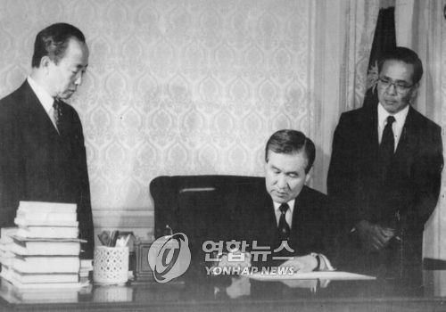 유엔헌장의무 수락선언서 서명하는 노태우 전 대통령고(故) 노태우 전 대통령이 1991년 7월 19일 청와대에서 유엔가입신청에 필요한 유엔헌장의무 수락선언서에 서명하는 모습. [연합뉴스 자료사진]