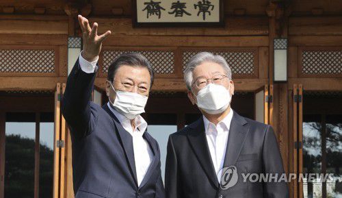 환담하는 문재인 대통령과 이재명 후보(서울=연합뉴스) 최재구 기자 = 문재인 대통령이 26일 청와대 상춘재에서 더불어민주당 이재명 대통령 후보와 환담하고 있다. 2021.10.26 jjaeck9@yna.co.kr