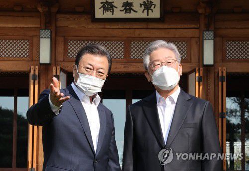 환담하는 문재인 대통령과 이재명 후보(서울=연합뉴스) 최재구 기자 = 문재인 대통령이 26일 청와대 상춘재에서 더불어민주당 이재명 대통령 후보와 환담하고 있다. 2021.10.26 jjaeck9@yna.co.kr