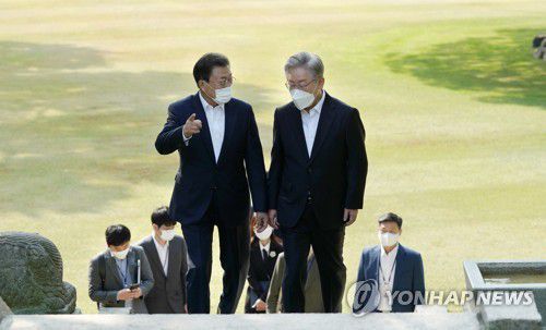 상춘재 들어서는 문재인 대통령과 이재명 후보(서울=연합뉴스) 최재구 기자 = 문재인 대통령이 26일 더불어민주당 이재명 대선후보와 차담을 위해 청와대 상춘재로 들어서고 있다. 2021.10.26 jjaeck9@yna.co.kr