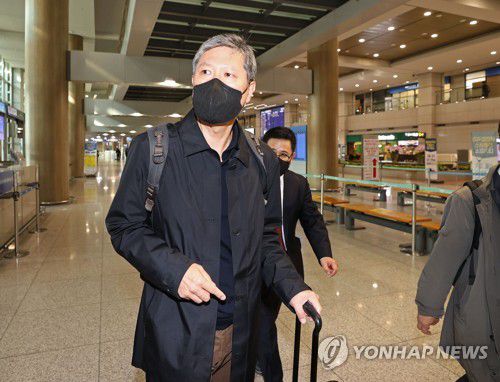 노태우 대통령 장례식 위해 입국한 노재헌 씨(영종도=연합뉴스) 류영석 기자 = 영국 출장 중이던 노태우 전 대통령의 아들 노재헌 씨가 27일 오전 노 전 대통령의 장례를 치르기 위해 인천국제공항 제1터미널에 도착해 이동하고 있다. 2021.10.27 ondol@yna.co.kr