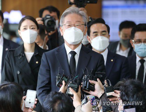 조문 마친 민주당 이재명 대선 후보(서울=연합뉴스) 더불어민주당 이재명 대선 후보가  27일 서울대병원 장례식장에 마련된 노태우 전 대통령 빈소를 찾아 조문한 뒤 기자들의 질문에 답하고 있다. 2021.10.27 [사진공동취재단] jeong@yna.co.kr