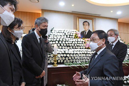 조문 마친 유영민 대통령 비서실장(서울=연합뉴스) 유영민 대통령 비서실장이  27일 서울대병원 장례식장에 마련된 노태우 전 대통령 빈소를 찾아 조문한 뒤 유족인 딸 노소영 아트센터 나비 관장, 아들 노재헌 동아시아문화센터 이사장과 대화하고 있다. 2021.10.27 [사진공동취재단] jeong@yna.co.kr