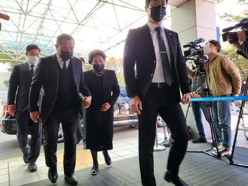 조문 온 이순자 여사와 아들 전재국 씨 [공동취재단]