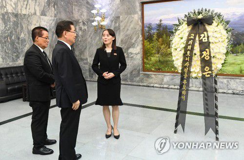 北김여정, 판문점서 김정은 조의 전달…"남북협력 계속하자"김여정 북한 노동당 선전선동부 제1부부장이 2019년 6월 12일 고(故) 이희호 여사 별세에 대한 김정은 국무위원장의 조의문과 조화를 정의용 당시 국가안보실장과 박지원 민주평화당 의원(맨 왼쪽)에게 전달하고 있다. [연합뉴스 자료사진]