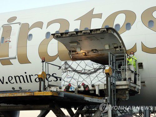 한국 공여 AZ 백신 이란 도착(테헤란=연합뉴스) 이승민 특파원 = 27일(현지시간) 이란 테헤란 이맘 호메이니 국제공항에서 한국 정부가 공여한 아스트라제네카(AZ) 백신을 실은 항공기의 화물 하역이 이뤄지고 있다. 2021.10.28 logos@yna.co.kr