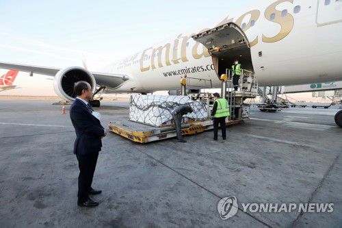 이란에 도착한 한국 지원 코로나19 백신(테헤란=연합뉴스) 이승민 특파원 = 27일(현지시간) 이란 테헤란 이맘 호메이니 국제공항에서 한국 정부가 공여한 아스트라제네카(AZ) 백신을 실은 항공기의 화물 하역이 이뤄지고 있다. 2021.10.28 logos@yna.co.kr