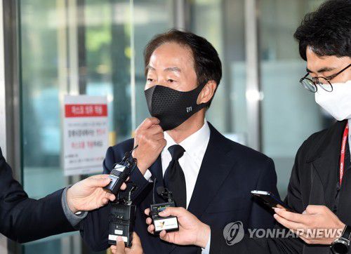 조문 마친 김현철(서울=연합뉴스) 김현철 김영삼민주센터 상임이사가 28일 서울 종로구 서울대병원 장례식장에서 고(故) 노태우 전 대통령 조문을 마친 뒤 취재진의 질문에 답하고 있다. 2021.10.28 [사진공동취재단] photo@yna.co.kr