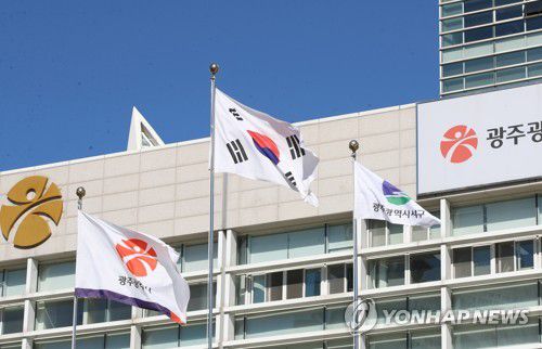 조기 게양 안 한 광주시(광주=연합뉴스) 천정인 기자 = 28일 오전 광주 서구 광주시청 앞 국기게양대에 태극기가 조기 게양되지 않았다. 고(故) 노태우 전 대통령의 장례를 국가장으로 치르기로 한 정부의 결정에도 광주시는 전날 "오월 영령, 시민의 뜻을 받들어 국기의 조기 게양, 분향소 설치를 하지 않겠다"고 밝혔다. 2021.10.28 iny@yna.co.kr