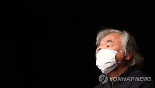 기자회견하는 백건우(서울=연합뉴스) 한상균 기자 = 28일 피아니스트 백건우 씨가 서초동 흰물결아트센터에서 부인 윤정희 방치 의혹 관련 기자회견 중 함께 온 정성복 변호사의 발언을 듣고 있다. 백건우 씨는 이번 의혹을 제기한 MBC 'PD수첩'을 상대로 언론중재위원회에 정정보도와 11억원의 손해배상을 청구하는 조정을 신청했다. 2021.10.28 xyz@yna.co.kr