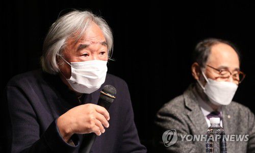 백건우, 아내 논란에 기자회견(서울=연합뉴스) 한상균 기자 = 28일 피아니스트 백건우 씨가 서초동 흰물결아트센터에서 부인 윤정희 방치 의혹 관련 기자회견을 하고 있다. 오른쪽은 정성복 변호사.      백건우 씨는 이번 의혹을 제기한 MBC 'PD수첩'을 상대로 언론중재위원회에 정정보도와 11억원의 손해배상을 청구하는 조정을 신청했다. 2021.10.28 xyz@yna.co.kr