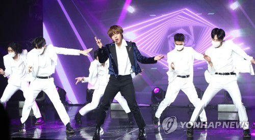 '핫 앤 콜드'로 돌아온 박지훈(서울=연합뉴스) 진연수 기자 = 가수 박지훈이 28일 오후 서울 강남구 일지아트홀에서 열린 다섯 번째 미니 앨범 '핫 앤 콜드(HOT&COLD)' 발매 기념 쇼케이스에서 타이틀곡 '시리어스'의 무대를 선보이고 있다. 2021.10.28 jin90@yna.co.kr