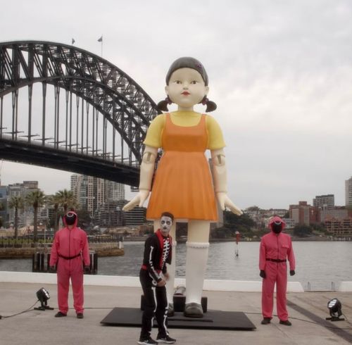 호주 시드니 하버 브리지와 오페라 하우스 사이에 설치된 '오징어 게임' 체험 세트(호주 넷플릭스의 토니 브로데릭 페이스북 페이지에서 갈무리)