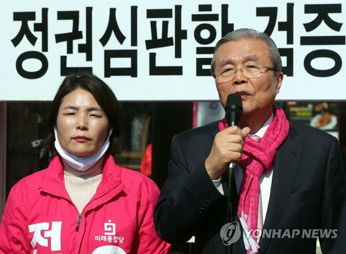 전희경 지원 나선 김종인 총괄선대위원장(인천=연합뉴스) 윤태현 기자 = 미래통합당 김종인 총괄선대위원장이 3일 오후 인천시 미추홀구 신기시장사거리에서 제21대 총선에 출마한 인천 동구미추홀갑 전희경 후보(왼쪽) 지지를 시민들에게 호소하고 있다. 2020.4.3 tomatoyoon@yna.co.kr