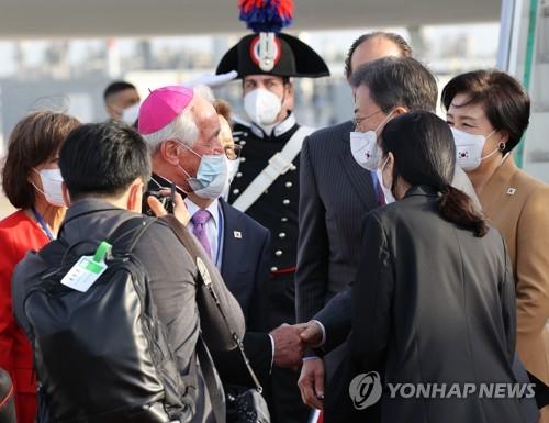 문재인 대통령 내외 이탈리아 도착(로마=연합뉴스) 최재구 기자 = 문재인 대통령과 김정숙 여사가  주요 20개국(G20) 정상회의 참석과 교황청 공식방문을 위해 이탈리아 로마 피우미치노 국제공항에 도착, 교황청 특별영접관과 악수하고 있다. 2021.10.28 jjaeck9@yna.co.kr