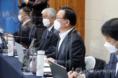 현안조정회의 주재하는 김부겸 총리(울산=연합뉴스) 백승렬 기자 = 김부겸 국무총리가 29일 울산시 울주군 울산암각화박물관에서 열린 현안조정회의를 주재하고 있다. 2021.10.29 srbaek@yna.co.kr