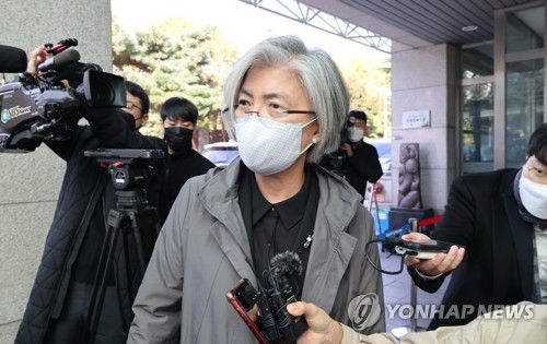 강경화, 고 노 전 대통령 빈소 조문(서울=연합뉴스) 강경화 전 외교부 장관이 29일 서울 종로구 서울대병원 장례식장에 마련된 고(故) 노태우 전 대통령의 빈소를 조문한 뒤 나서고 있다. 2020.10.29 [사진공동취재단] photo@yna.co.kr