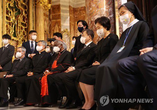 기도하는 문재인 대통령 내외(로마=연합뉴스) 최재구 기자 = 문재인 대통령과 김정숙 여사가 29일(현지시간) 이탈리아 로마 산티냐시오 디 로욜라 성당에서 열린 '철조망 평화가 되다' 전시회에서 기도 하고 있다. 2021.10.29 jjaeck9@yna.co.kr