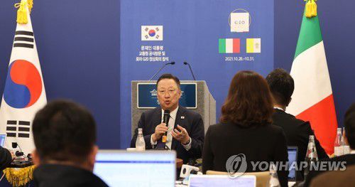 간담회 하는 박용만 회장(로마=연합뉴스) 최재구 기자 = 박용만 전 대한상의 회장이 29일(현지시간) 이탈리아 로마 프레스센터에서 산티냐시오 디 로욜라 성당에서 열린 '철조망 평화가 되다' 전시회와 관련해 간담회 하고 있다. 2021.10.30 jjaeck9@yna.co.kr