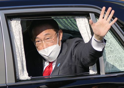 (도쿄 교도=연합뉴스) 일본 중의원 선거 투·개표일을 하루 앞둔 30일 오후 자민당 총재인 기시다 후미오 총리가 도쿄도 조후시에서 거리유세를 마치고 떠나면서 지지자들에게 인사하고 있다.