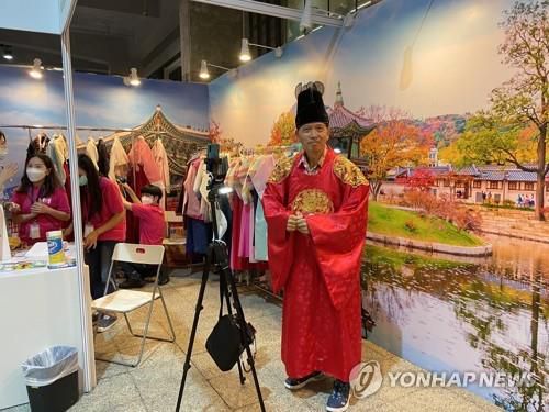 "한복 입은 제 모습 멋진가요?"(홍콩=연합뉴스) 윤고은 특파원 = 지난 29일 홍콩에서 시작한 한국문화 종합체험 행사 '한국광장 2021'의 한복 체험 코너. pretty@yna.co.kr