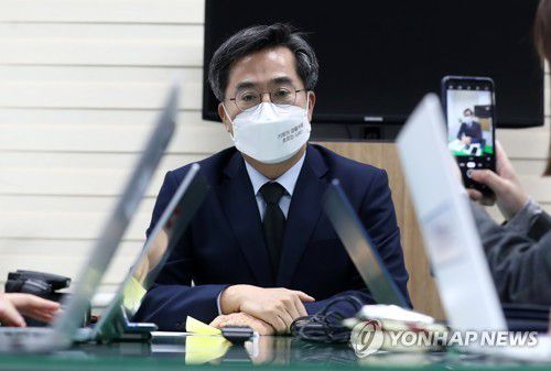 김동연, 대전서 기자간담회(대전=연합뉴스) 김준범 기자 = 김동연 전 경제부총리가 29일 오전 대전시 서구 둔산동 대전시의회에서 기자간담회를 하고 있다. 2021.10.29 psykims@yna.co.kr